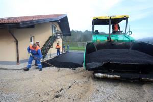 ASFALTIRANJE  PRED NK CERKNICA 06 FOTO LJUBO VUKELIČ